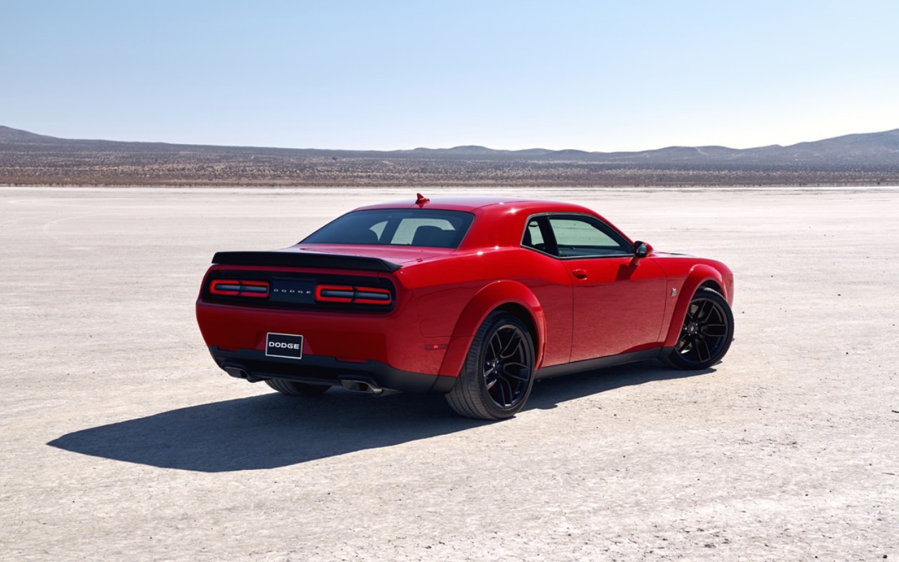 vue latérale arrière d'une Dodge Challenger 2023 dans le désert