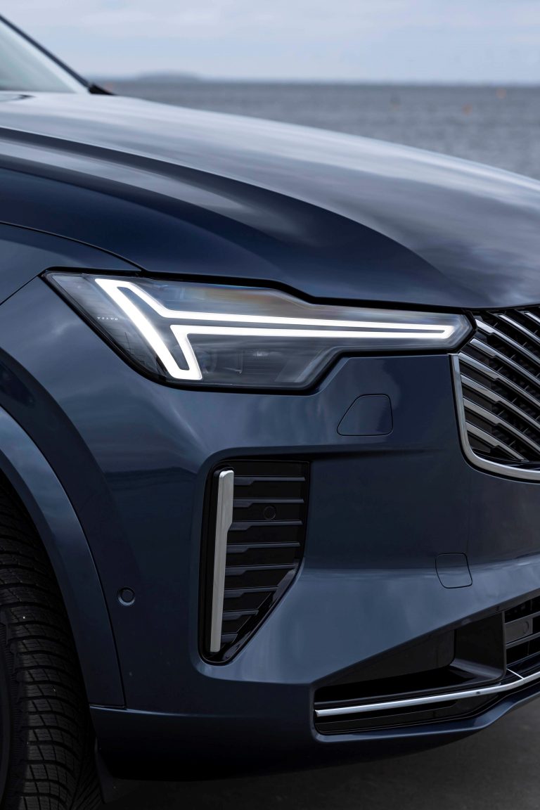 New Volvo XC90 B5 - exterior