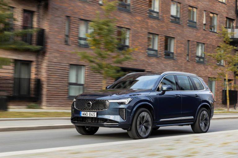 New Volvo XC90 B5 - dynamic