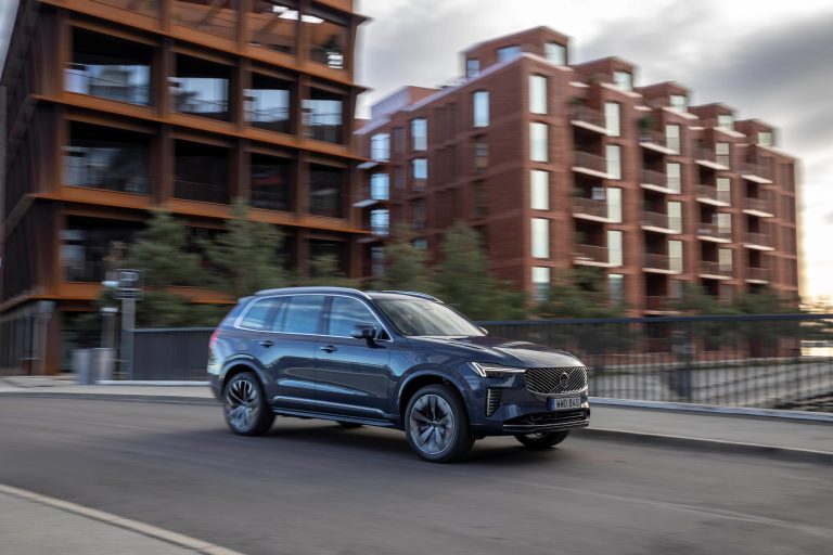 New Volvo XC90 B5 - dynamic
