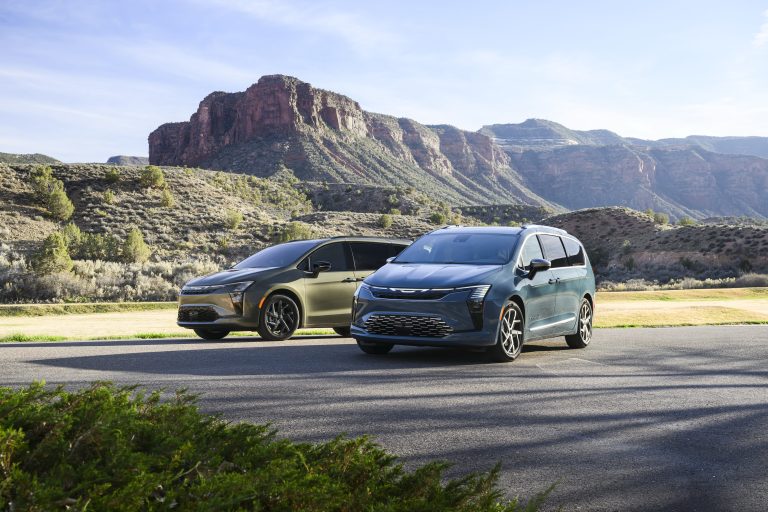 2027 Chrysler Pacifica Limited AWD (L) and 2027 Chrysler Pacifica Pinnacle