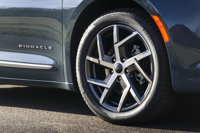 2027 Chrysler Pacifica Pinnacle featuring new 20-inch wheels with machined finish and painted pockets